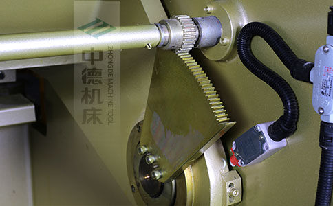 ZDS-640采用高精度刀片間隙調(diào)節(jié)齒輪，經(jīng)過淬火高硬度又耐磨，表面鍍鋅不生銹，長年累月使用依然有很高的調(diào)節(jié)精度.jpg