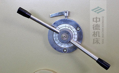 ZDS-640剪板機(jī)刀片間隙手動(dòng)調(diào)節(jié)器，刻度清淅，調(diào)節(jié)省力又簡便.jpg