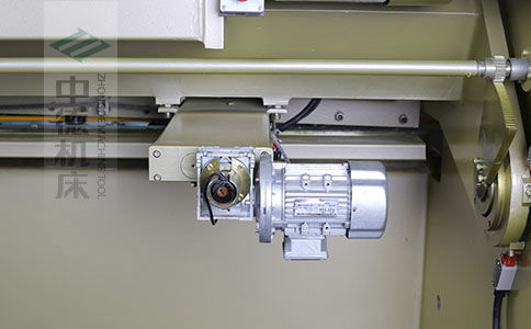 ZDS-640剪板機(jī)后檔料結(jié)構(gòu)，平行度高，并采用國內(nèi)一流品牌軸承，耐磨抗壓壽命長.jpg
